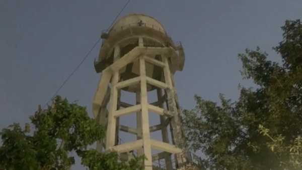 राहुल गांधी के समर्थन में एनएसयूआई के दो कार्यकर्ता पानी की टंकी पर चढ़े